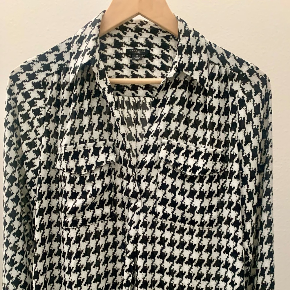 Ann Taylor Black and White Houndstooth Print Pop-Over Blouse Petite Small